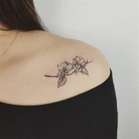 tatuajes en el pecho pequeos para mujeres|Los mejores tatuajes en el pecho para mujer 